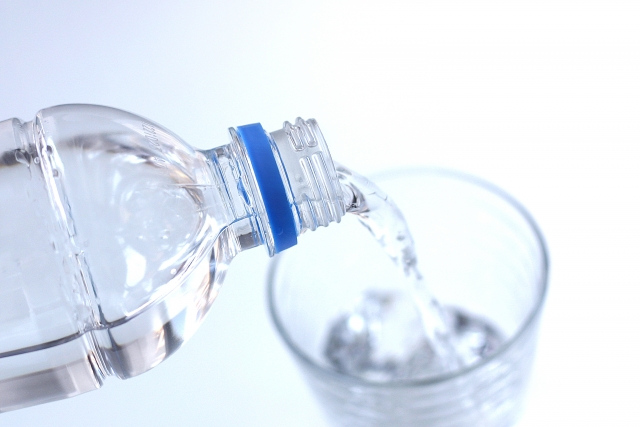 水を飲む際はペットボトルではなくコップを使う